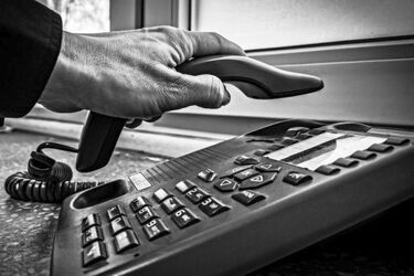 Awaria wpłatomatu uchroniła 83-latka