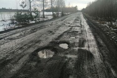 Sprzęt budujący zaporę na granicy degraduje drogę. Naprawa może kosztować 100 mln zł