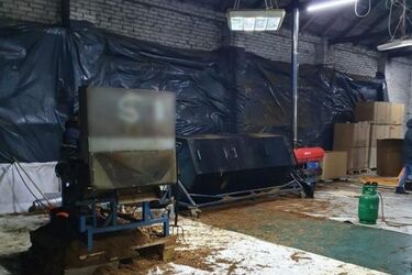 4 tony krajanki, 11 ton liści tytoniu. Zlikwidowano nielegalną przetwórnię