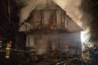 30 strażaków gasiło pożar drewnianego domu