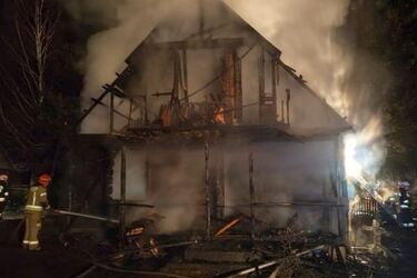 30 strażaków gasiło pożar drewnianego domu
