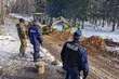 Budowa zapory odbywa się pod okiem policjantów