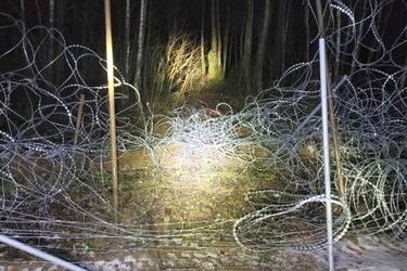 Grupa 40 imigrantów siłowo forsowała granicę