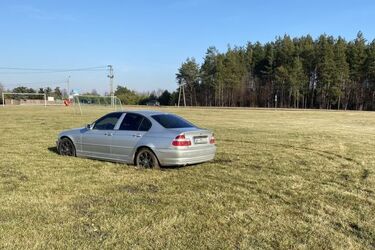 Senior zniszczył murawę boiska driftując swoim autem