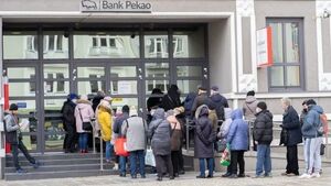 Białostoczanie tłumnie ruszyli do banków i na stacje paliw [ZDJĘCIA]