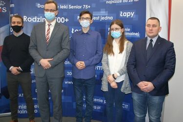 Przekaż dary dla Ukraińców bez wychodzenia z domu. Młodzieżówka PiS-u je odbierze