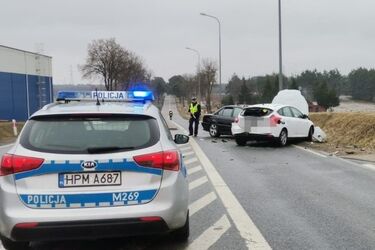 Z nieznanych przyczyn zjechał na przeciwległy pas. Doszło do "czołówki"