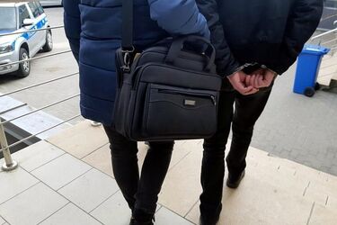 Policja wciąż kontroluje noszenie maseczek. Przy okazji znalazła poszukiwanego