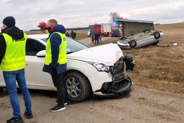 Nie ustąpiła pierwszeństwa. Auto 30-latki dachowało