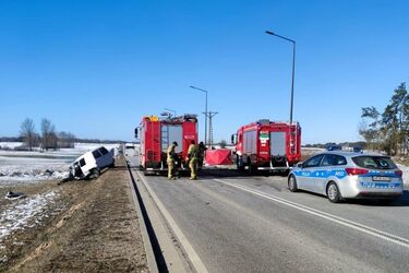 Czołowe zderzenie na DW 653. Zginął pasażer, 3 osoby w szpitalu