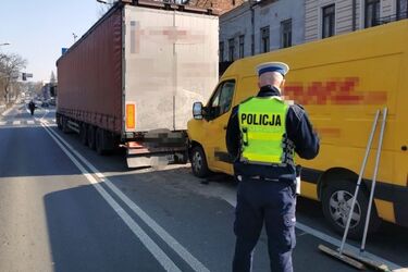 Busem najechał na naczepę. 2 osoby trafiły do szpitala