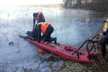O mały włos od tragedii. Pod wędkarzem załamał się lód