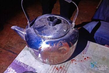 Uderzył kolegę podłokietnikiem i metalowym czajnikiem. Miał 3 promile