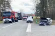 Osobówka zderzyła się z samochodem ciężarowym. Zablokowana 
