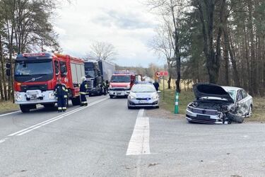 Osobówka zderzyła się z samochodem ciężarowym. Zablokowana "ósemka"