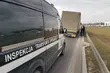 Przechylona naczepa zwróciła uwagę inspektorów 