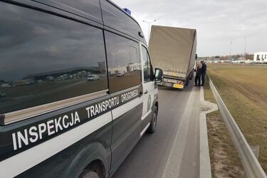 Przechylona naczepa zwróciła uwagę inspektorów 