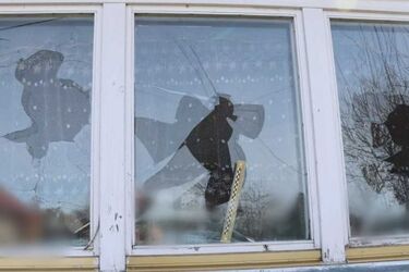 Siekierą, kijem, maczetą, młotkiem - trójka mężczyzn wybiła 14 szyb