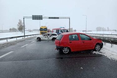 Zderzenie kilku samochodów na DK nr 63. Droga jest zablokowana