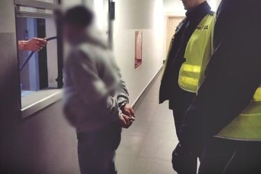 Pijany i z zakazem prowadzenia pojazdów wjechał w zaparkowane auto