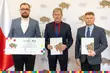 Będą nowe drogi. Kolejne czeki przekazano gminom i powiatom