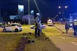 Dachowanie na rondzie. Citroen omijał autobus