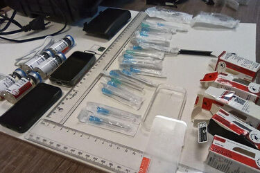 Igły, strzykawki, ampułki ze sterydami - taką paczkę miał dostać jeden z osadzonych