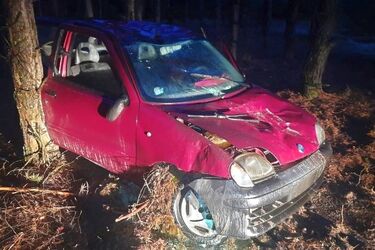 Dwóch nastolatów ukradło samochód. Podróż zakończyli dachowaniem