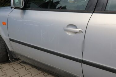 Z zazdrości o partnera zniszczyła auto "znajomej". Wyryła na nim obraźliwy napis