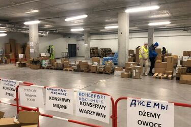 Punkt wydawania darów dla uchodźców na stadionie. Zmieniają się godziny otwarcia