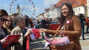 Wywieśmy flagi! Białostoczanie mogli je dostać na Rynku Kościuszki [ZDJĘCIA]