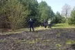 Wypalał trawy. Na widok policji schował się za drzewami