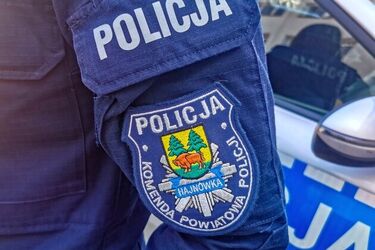 Do drzwi poszukiwanego zapukała policja. 34-latek zawinął się w pościel i ukrył w wersalce