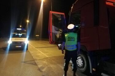 Miał 2 obywatelstwa i 2 różne karty kierowcy. Dostał 5 mandatów