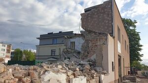 Prace w okolicach dworców postępują. Kolejny budynek wyburzono [ZDJĘCIA]