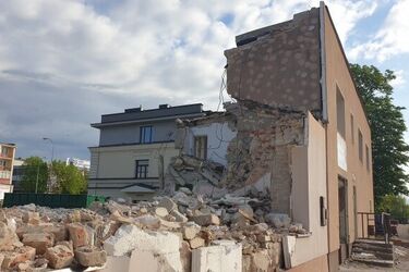 Prace w okolicach dworców postępują. Kolejny budynek wyburzono [ZDJĘCIA]