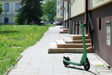 Czy hulajnogami elektrycznymi można jeździć po chodniku?