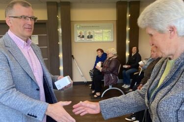 Pierwsze opaski telemedyczne trafiły do seniorów