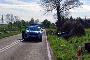 Pijany kierowca wypadł z drogi. 2 pasażerów trafiło do szpitala