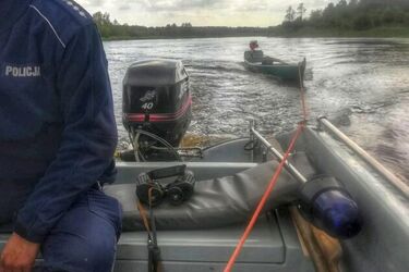 Zabrakło im paliwa w łodzi. Pomogli policjanci