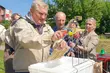 Czas zacząć miodobranie! Prezydent zebrał pierwszy miód z miejskiej pasieki