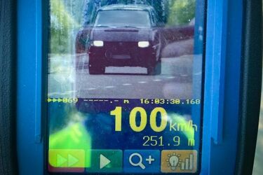 Pędził 100 km/h, policja zatrzymała go po pościgu