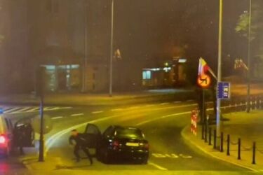 Poszukiwany i na "podwójnym gazie" uciekał ulicami miasta. Auto porzucił w centrum [WIDEO]