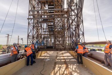 Każdy ma 200 m i waży 1 400 ton. Trwa budowa bliźniaczych mostów nad Narwią