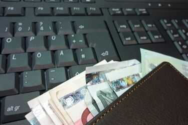 49-latek uwierzył, że jego pieniądze w banku są zagrożone. Stracił oszczędności