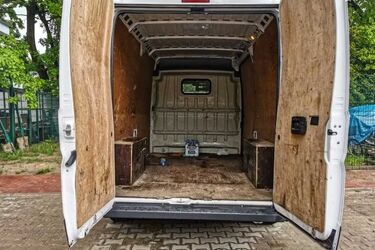 Przewoził migrantów. Kijem bejsbolowym zaatakował policjantkę