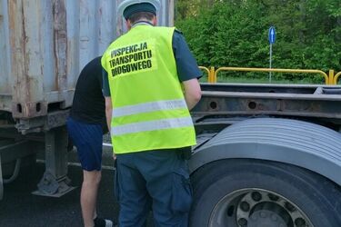 Pęknięta szyba i uszkodzona naczepa. Kierowca nie mógł jechać dalej