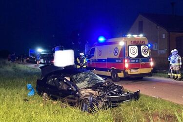 Śmiertelny wypadek. Auto wjechało pod ciężarówkę wiozącą mleko