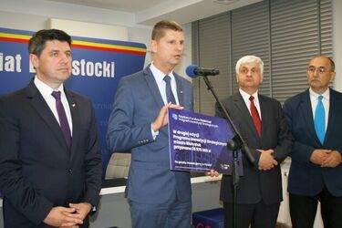 Polski Ład. Do powiatu białostockiego trafiły czeki na inwestycje 