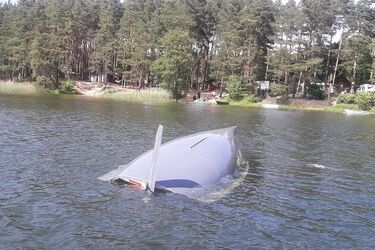 Wywrócona żaglówka dryfowała po jeziorze. Trójka turystów wpadła do wody